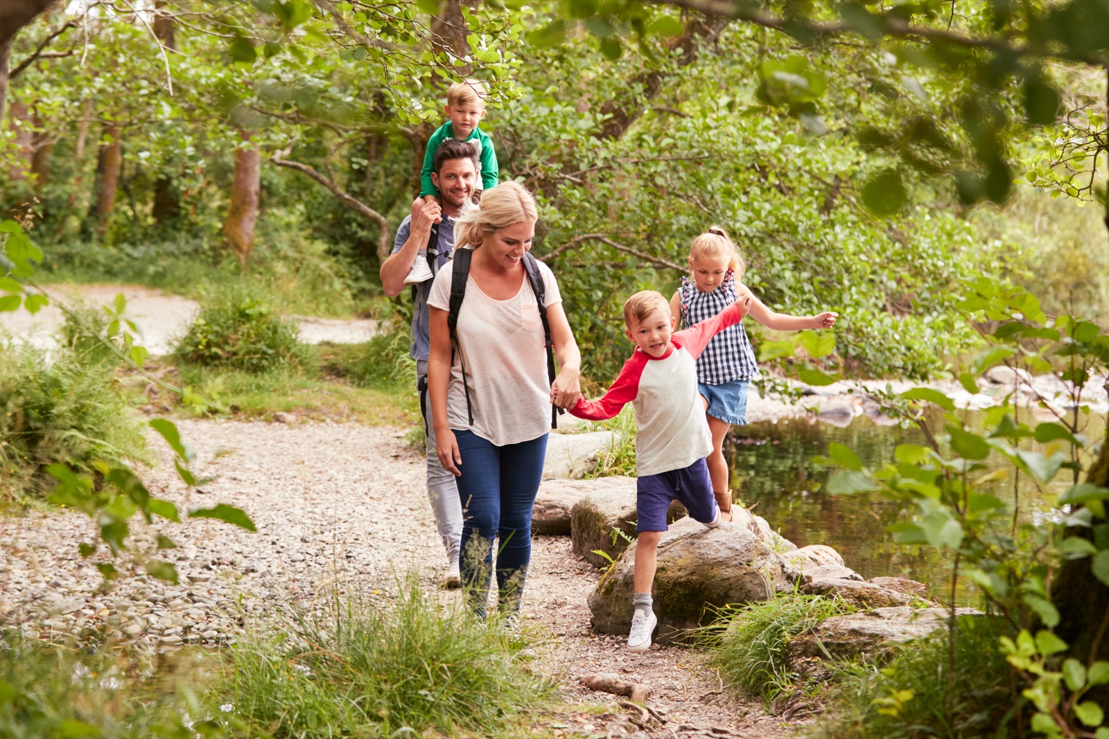 Famille en randonnée en forêt près de Pont-de-Salars