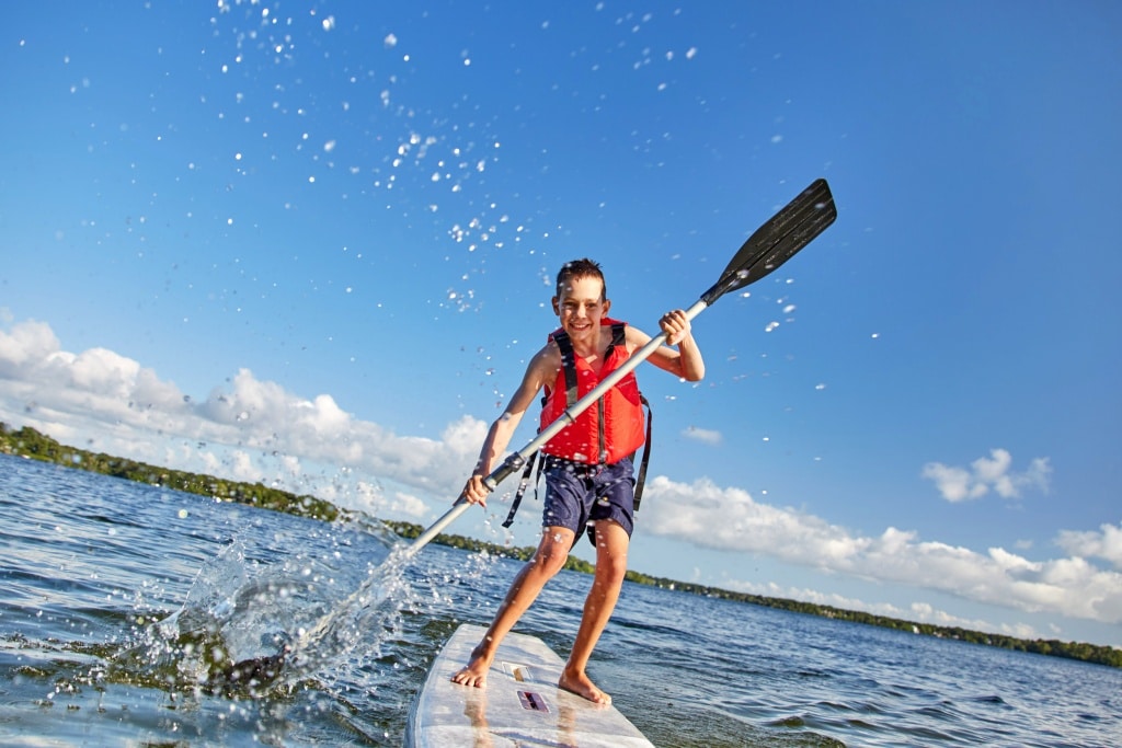 Enfant en paddle sur le lac de Pont-de-Salars